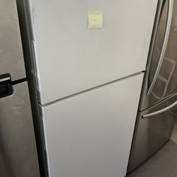 HOTPOINT Refrigerator 
