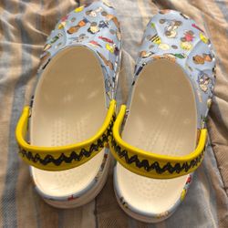 Men’s Peanuts Crocs Size 13