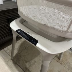 Bassinet 4 Moms, Crib and swing 