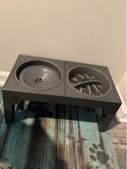 Elevated slow feeders