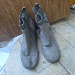 used grey Kohls ladies sixe 6.5 short boots