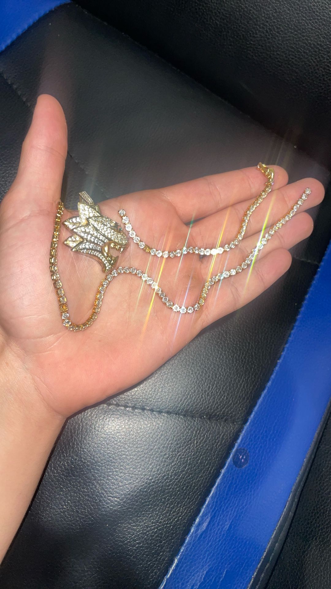 GLD pendant with broken necklace
