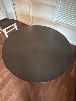 Round pedestal dining table with 4 chairs