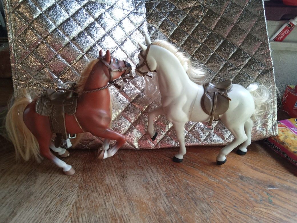 Two Lanyard Horses Chestnut With A Western. Saddle An Bridle 2003 White With Flaxen Mane An Tall In English Bridle Missing Rein,S2002