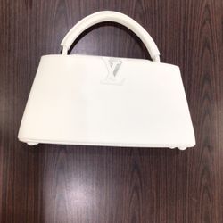 Louis Vuitton M23948 Capucines East-West MM Handbag White