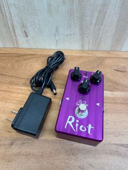 Suhr Riot Distortion Effects Pedal in Excellent Condition with Cord.