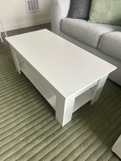 Height adjustable coffee table