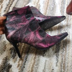 100 original leather ankle boots, size 10, News.