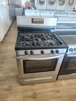 Frigidaire gas stove 5 burners In Excellent Working Condition