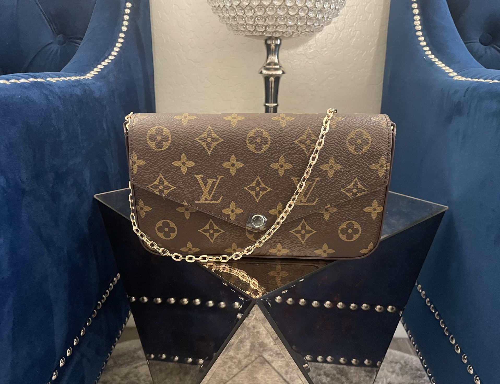 Louis Vuitton Crossbody !!