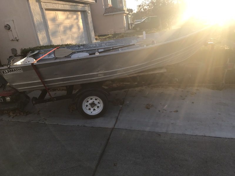 12 feet klamath fishing boat $$ 1000