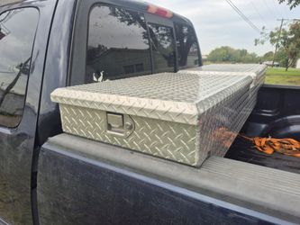 Truck tool box