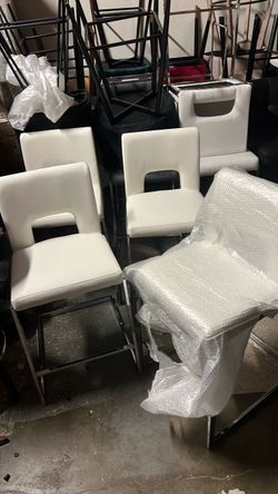 Set 4 White Faux Leather Bar Stools with Chrome Frame