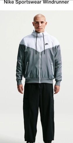Nike sportswear windbreaker size medium new