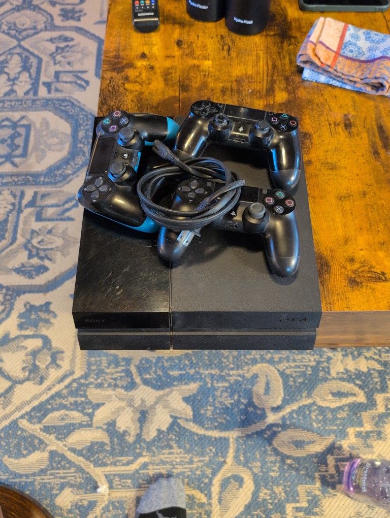 PlayStation 4 (PS4) w/ 3 Controllers