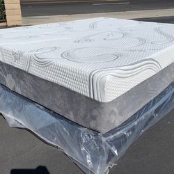 Queen Organic Hybrid Cool Gel Memory Foam Mattress!!