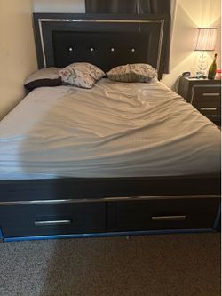 Fairly new Queen Bedroom set with Mattress