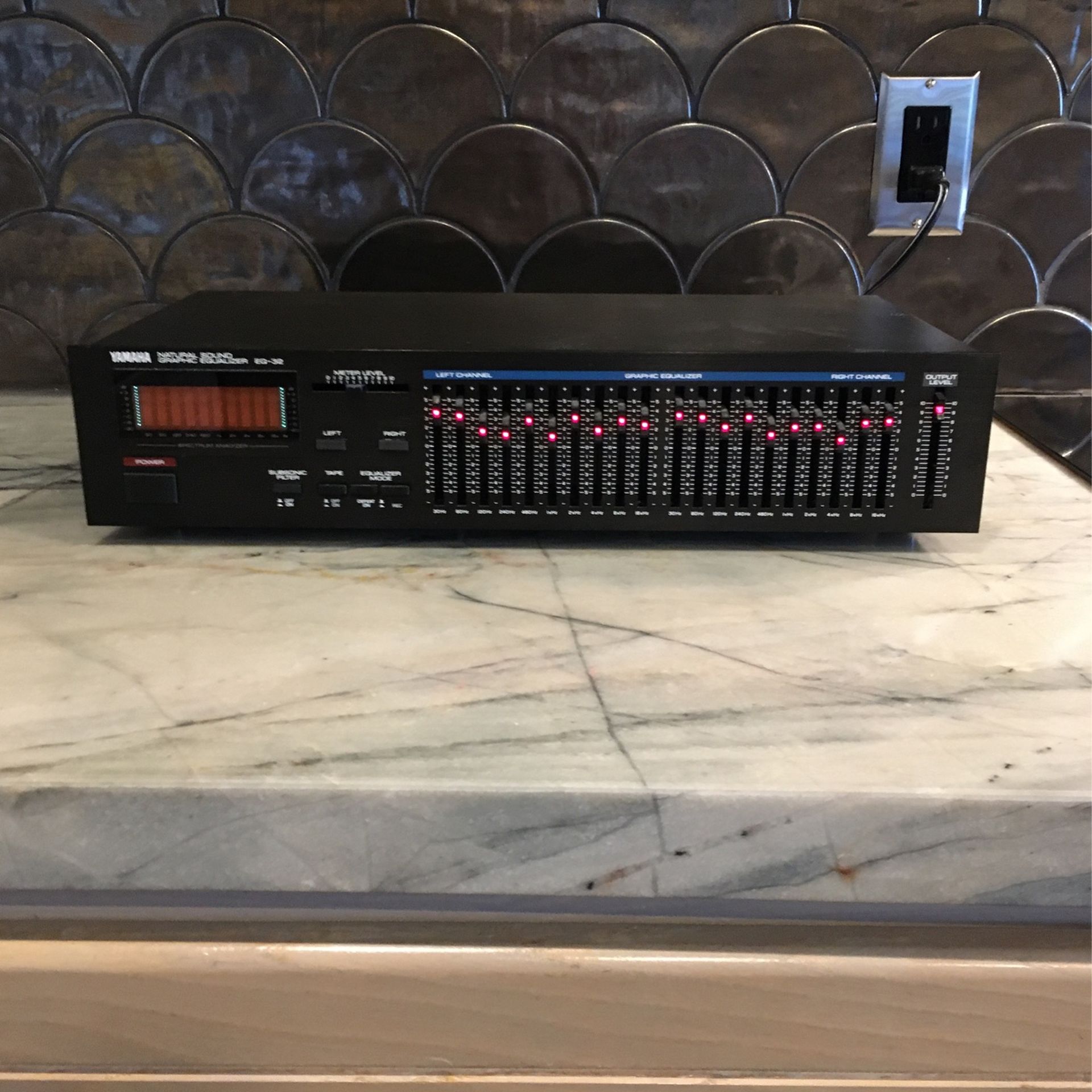 Like New Yamaha EQ-32 10 Band Graphic Equalizer/Spectrum Analyzer, Works Great