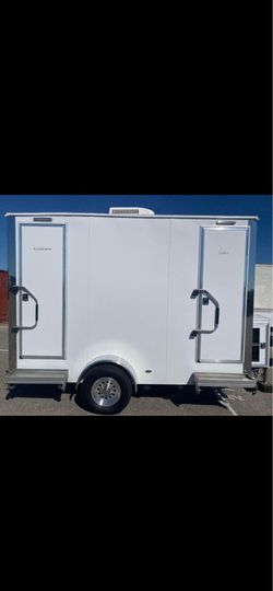Restroom trailer
