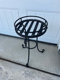 Metal plant holder