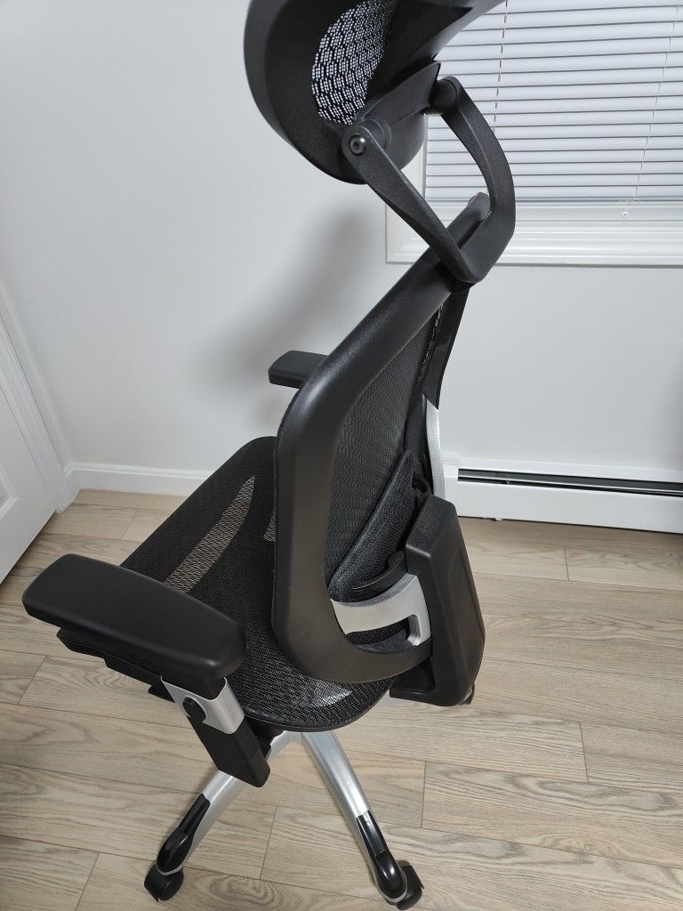 Staples Hyken chair ergonomic - like new