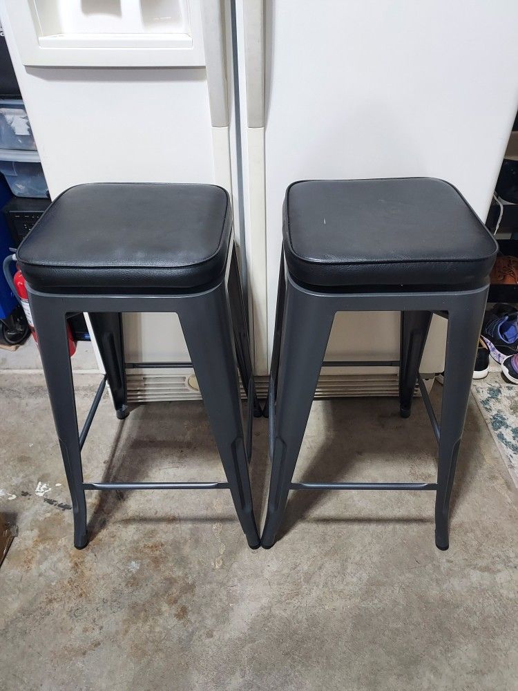 2 Metal Rotating Bar Table Stools