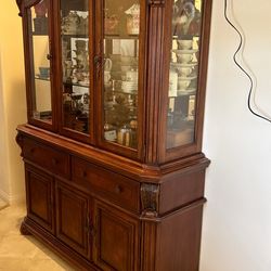Broyhill CHINA BUFFET CABINET