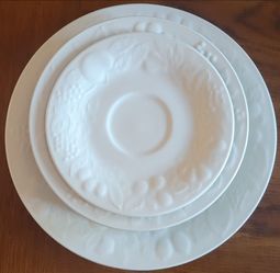 Gibson White Embossed Fruit Dinnerware – 8 Pc Set – Chip Free