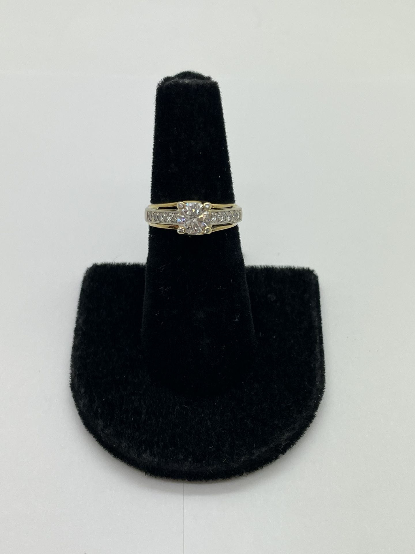 LADIES NATURAL DIAMOND RING 18KT YELLOW GOLD, SIZE 5.5, 5.8 GRAMS.