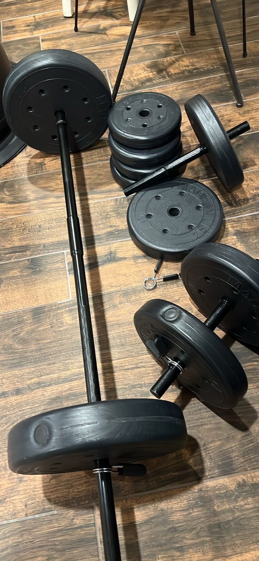 Barbell With 100 Pound Weight Set