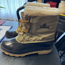 Size 12 snow boot.  Perfect Condition.   