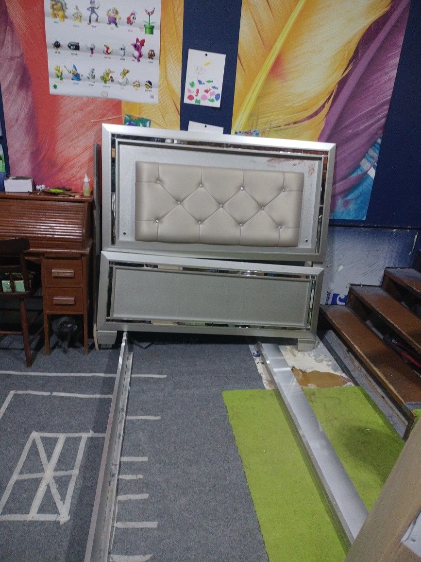 Full Size Mirror Tuft Bed