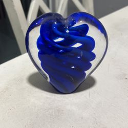 Beautiful Hand Made Art Glass Heart Paperweight 