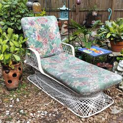 Vintage Mid Century Russell Woodard Spun Fiberglass Chaise Lounge With Cushion