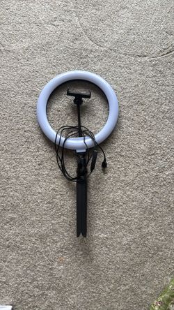 Ring light with tripod