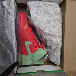 Nike Sb Dunk High Strawberry Size 8M 