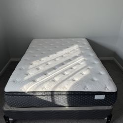 Queen Size Mattress And Box Spring‼️ Moving out of state sale all prices negotiable ‼️