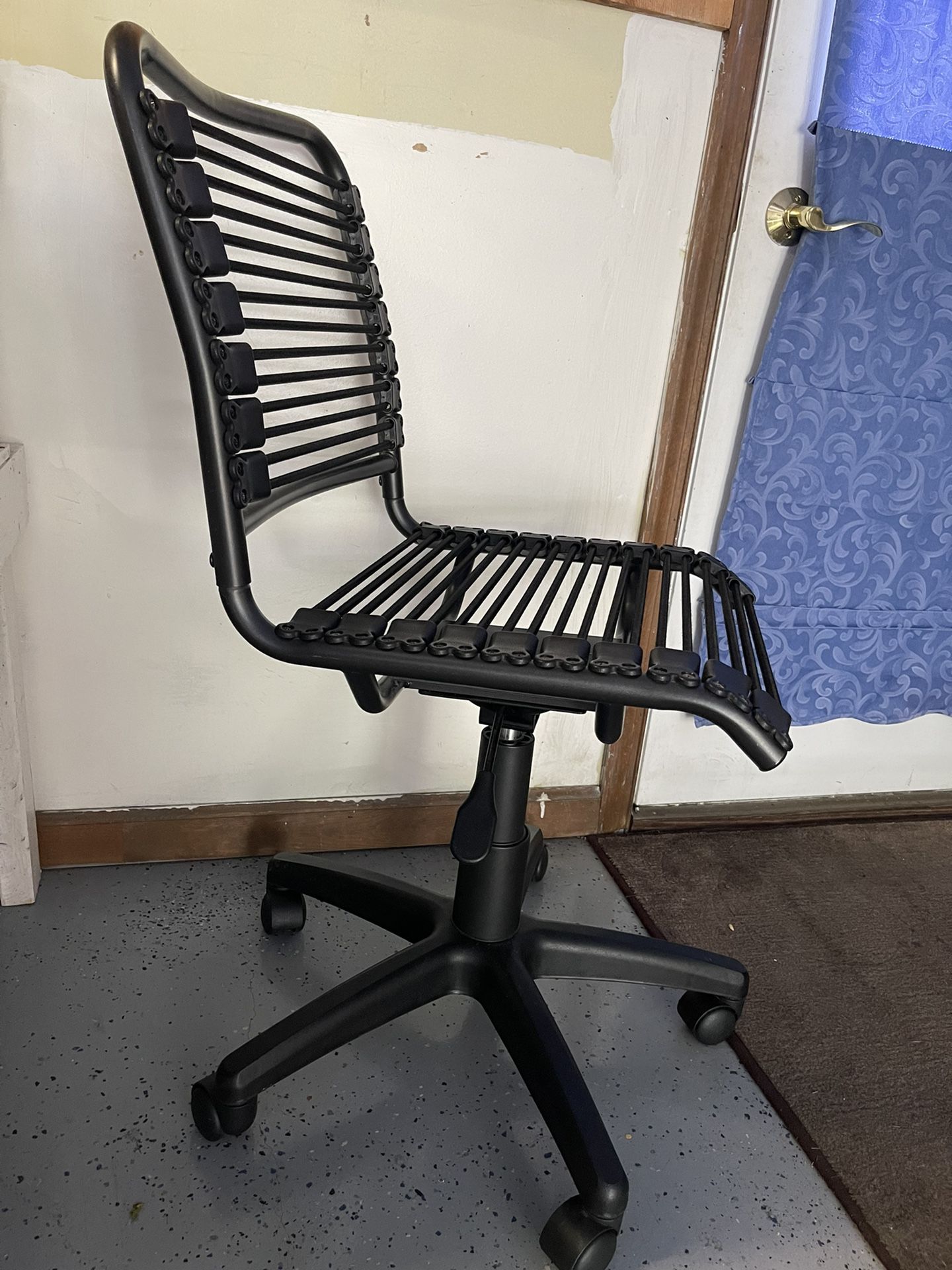 Very beautiful and comfortable office chair in great condition  