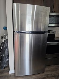 LG Stainless Steel Refrigerator/Freezer – Works Perfectly – Clean