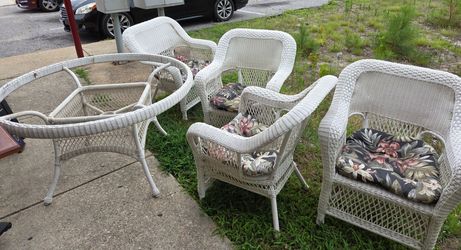 5 pc white wicker material patio set