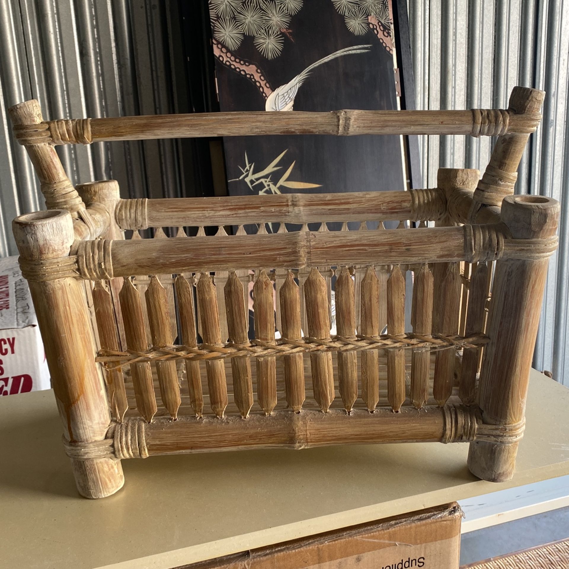 Washed Wicke magazine Rack