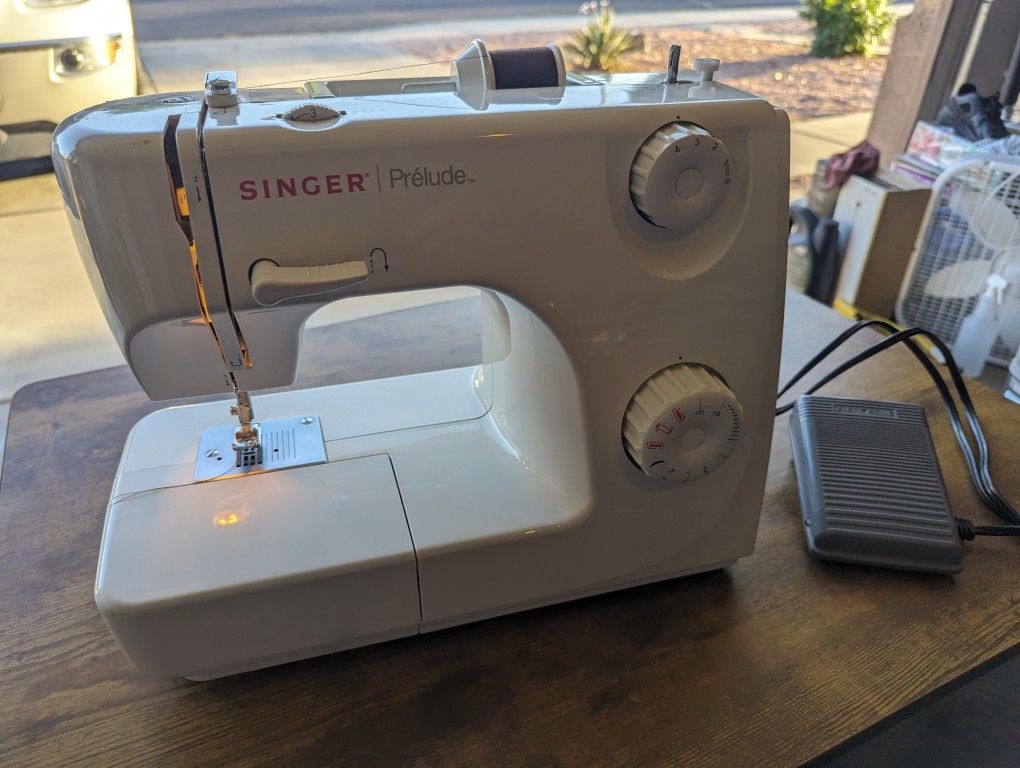 Singer Sewing Machine w/Foot Pedal