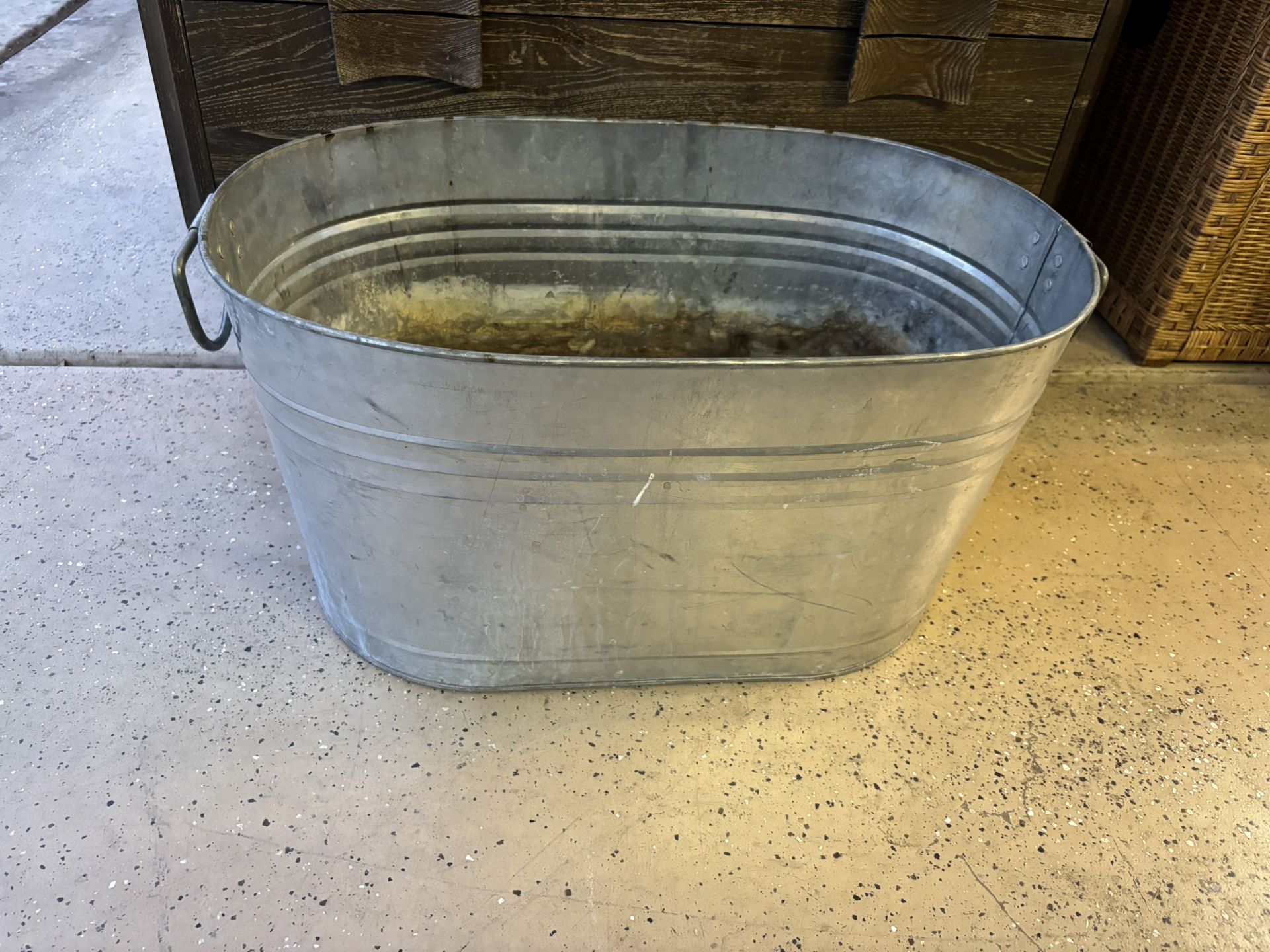 Metal oval tub