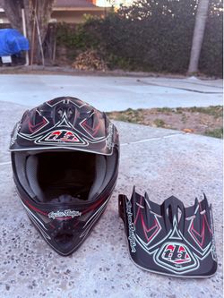 Troy Lee designs full face helmet
