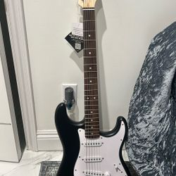 Fender Squier Debut Series Stratocaster Electric Guitar Kit, Beginner Guitar Kit, with 2-Year Warranty, with Padded Gig Bag, Frontman 10G Amp, Strap, 