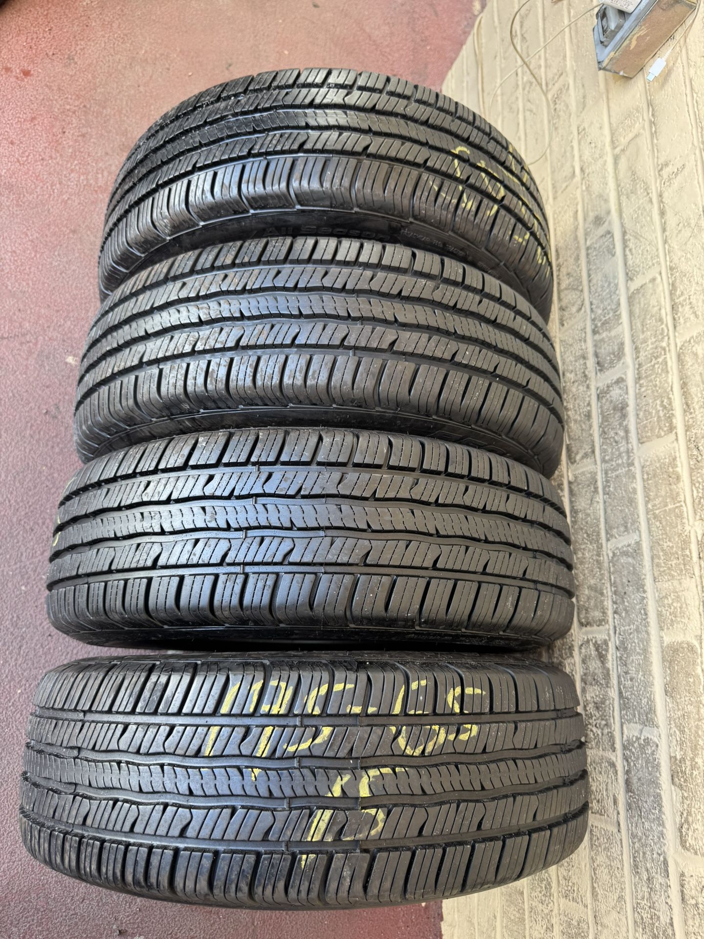 Set Of 4 Nice BFGoodrich Advantage 195/65/15 ( We Install & Balance)