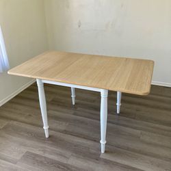Wooden Dining Table With Foldable Leaves. 
