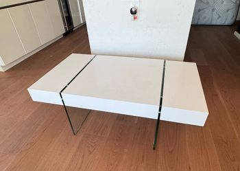 Coffee table with glass legs white 23x43x16