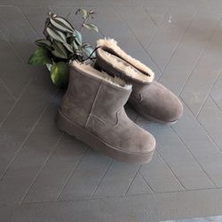 Women's Size 8 Genuine Suede Boots