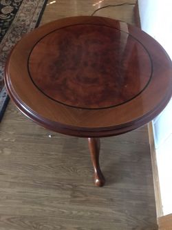 Wood end table good condition